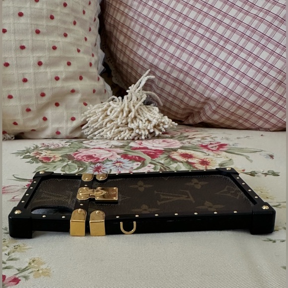 Authentic 2018 Louis Vuitton Monogram Eye-Trunk iPhone X Case. - Picture 4 of 6